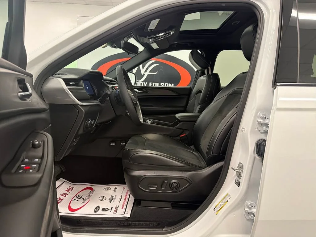 Used 2024 Bright White Clea Jeep Altitude X image 12