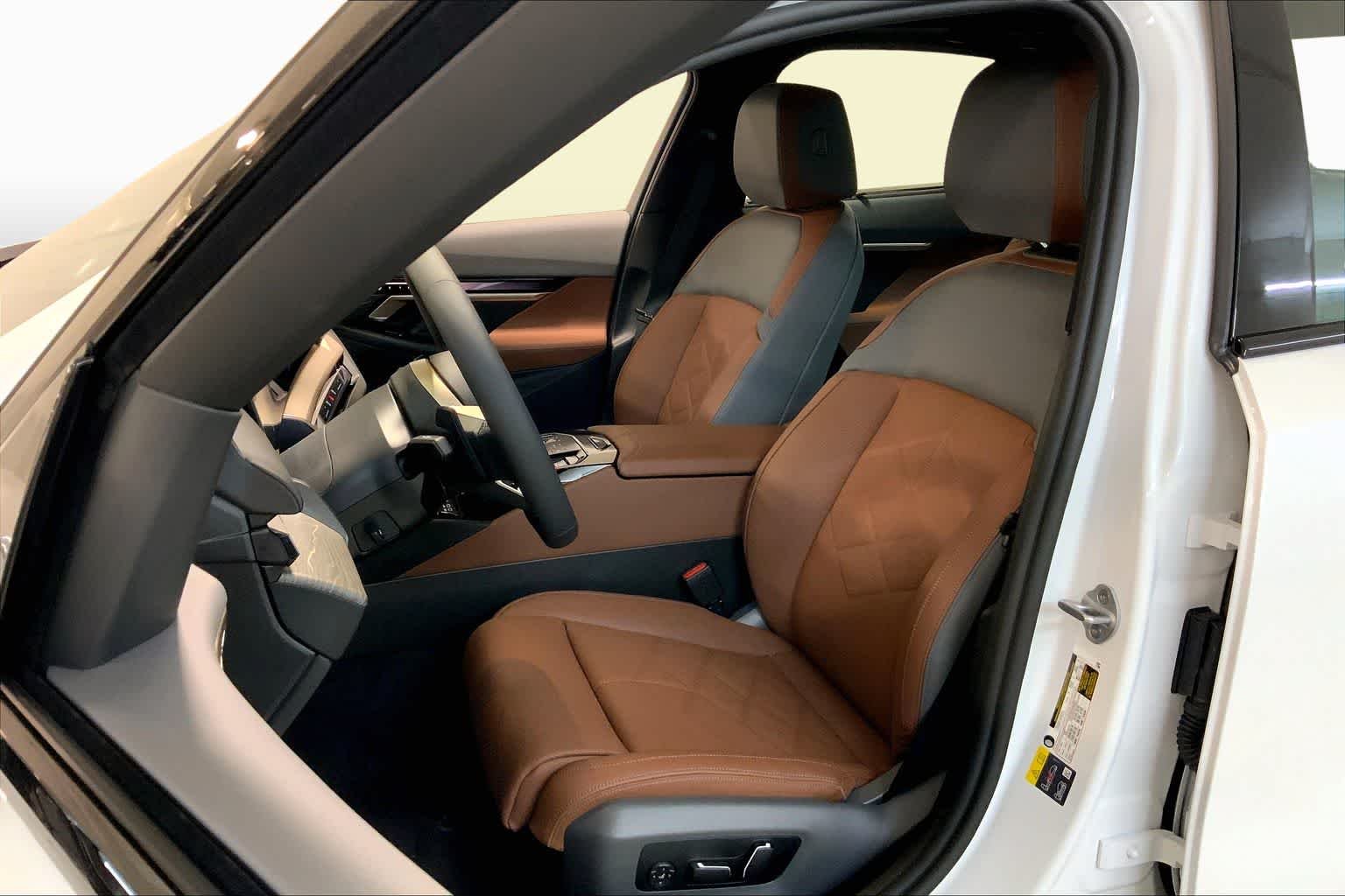 New 2026 Mineral White Metallic BMW 550e xDrive image 9