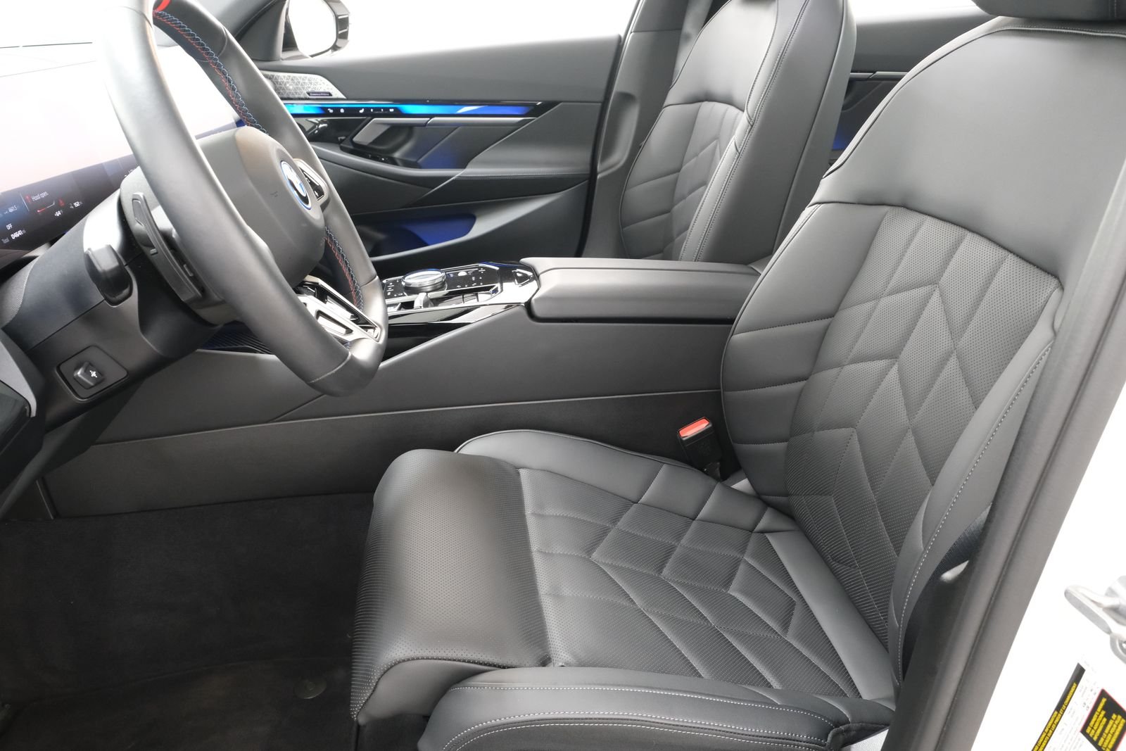 2025 BMW i5 M60 - Photo 31