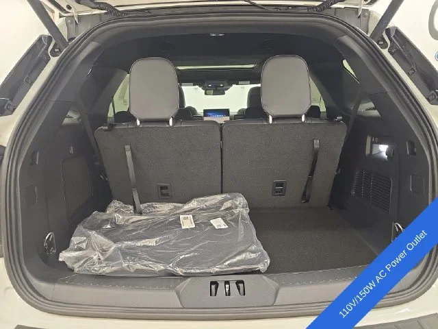 New 2026 Star White Metallic Tri-Coat Ford ST-Line image 18