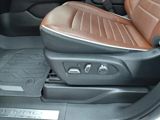 2024 GMC Yukon Denali Ultimate - Photo 17