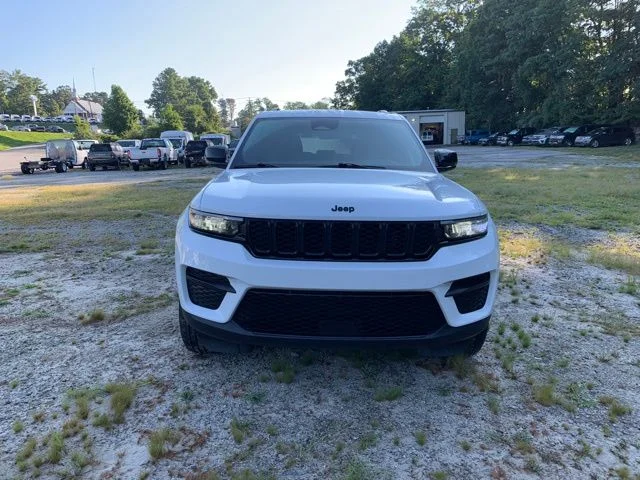 Used 2025 White Jeep Altitude image 3