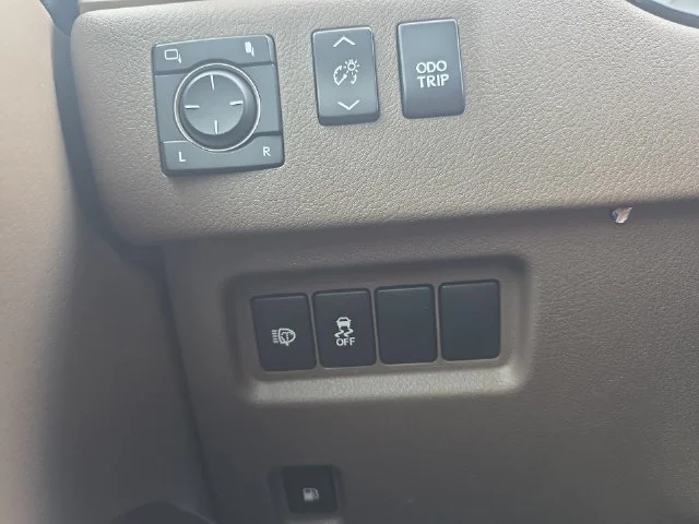 Used 2019 White Lexus 460 image 27