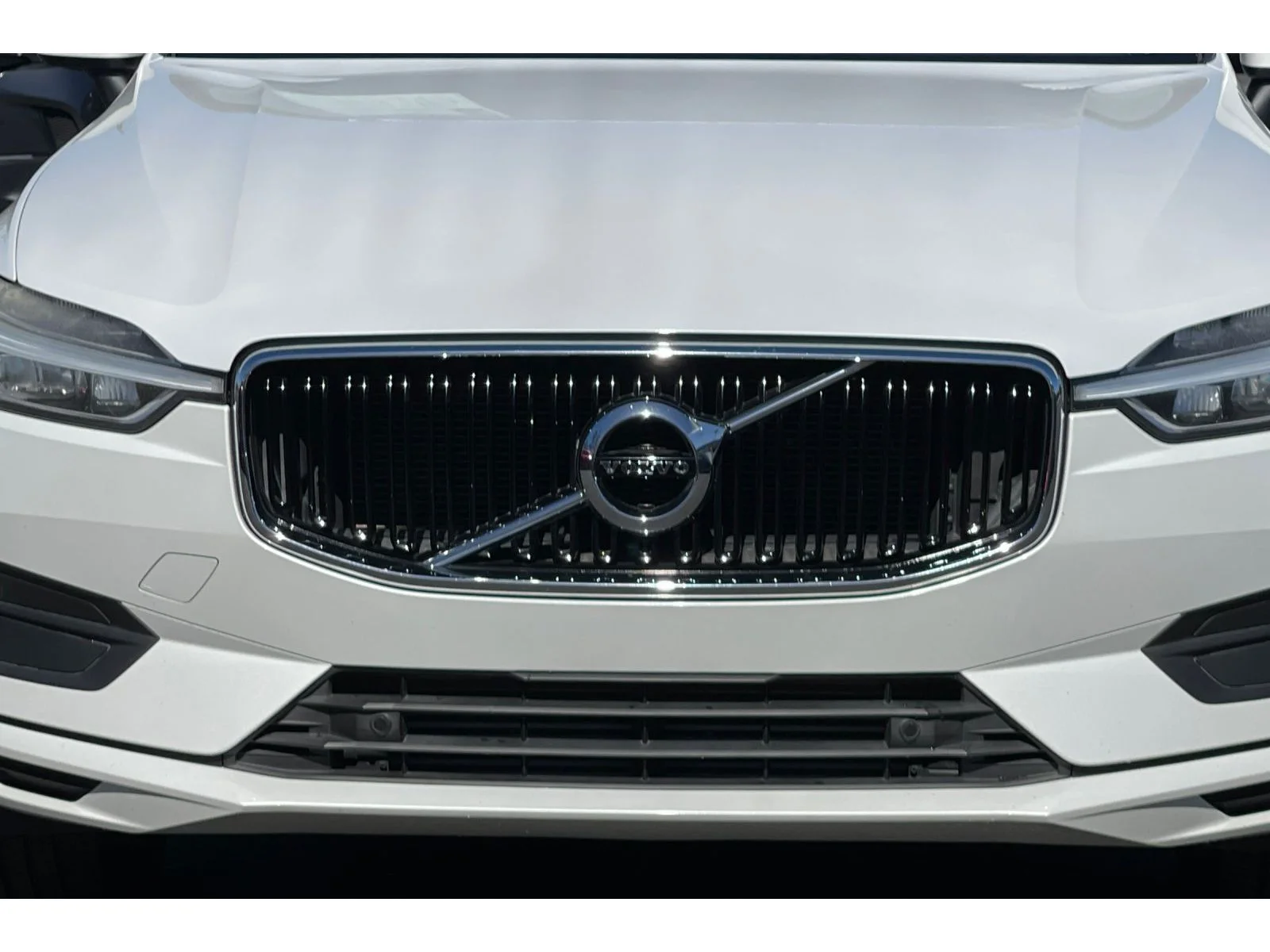 Used 2018 Ice White Volvo Momentum image 46
