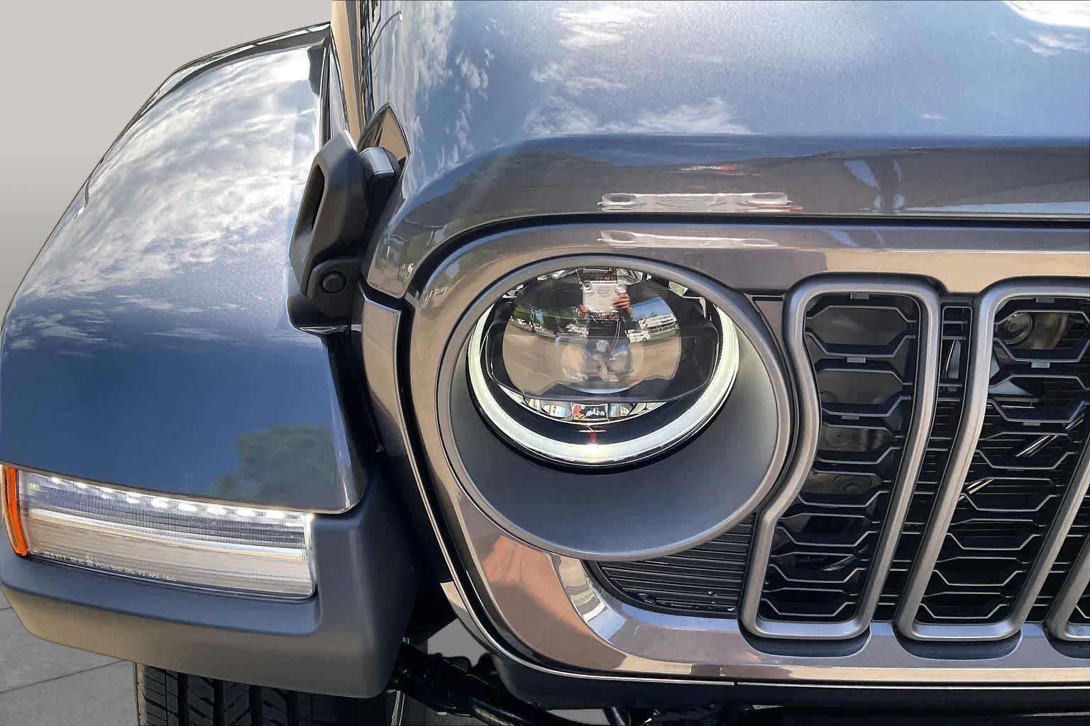 New 2026 Granite Crystal Metallic Clear-Coat Exterior Paint Jeep Sport S image 13