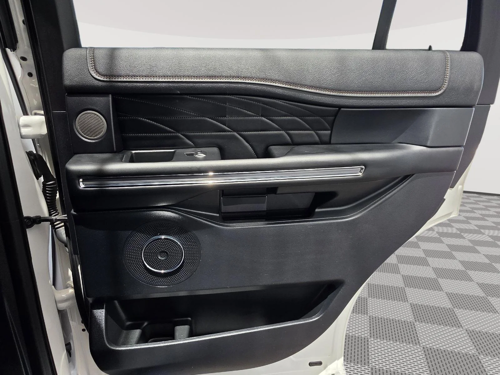 Used 2019 White Platinum Metallic Tri-Coat Ford Platinum image 29
