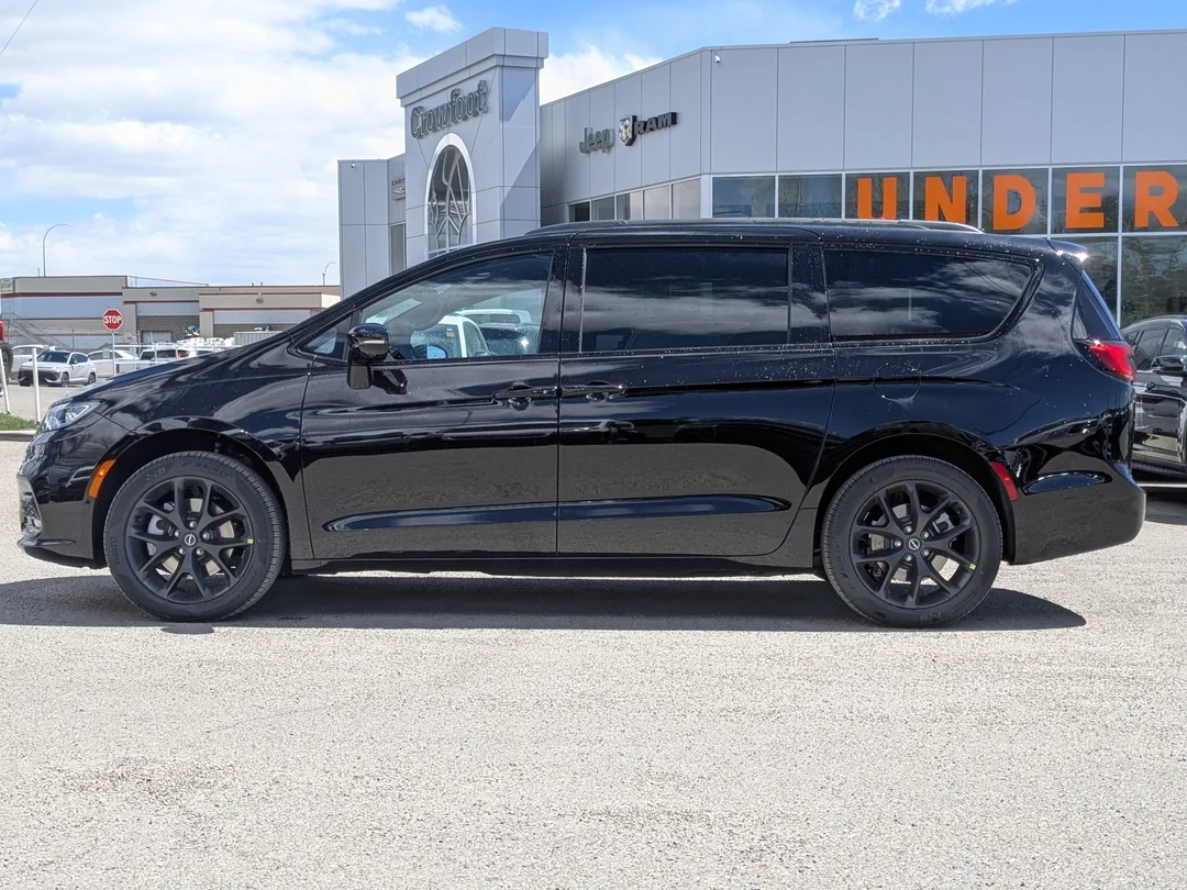 New 2026 Black Chrysler Select - - AWD - 3.6L Pentastar VVT V6 - S Appearance Pkg w/ 20 Whls & More! image 5