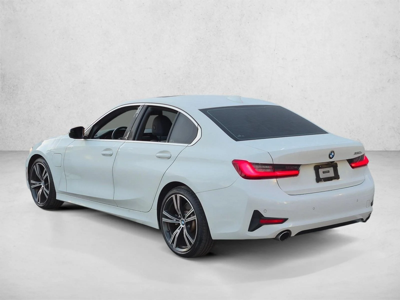 Used 2021 Alpine White BMW 330e image 7