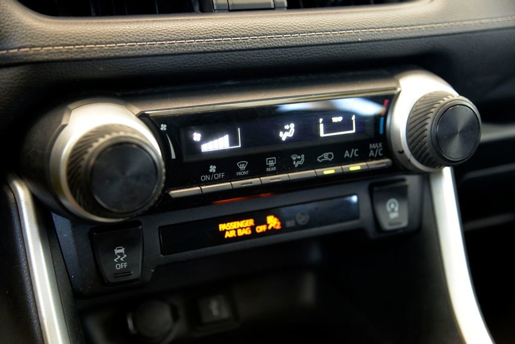 2020 Toyota RAV4 LE - Photo 24