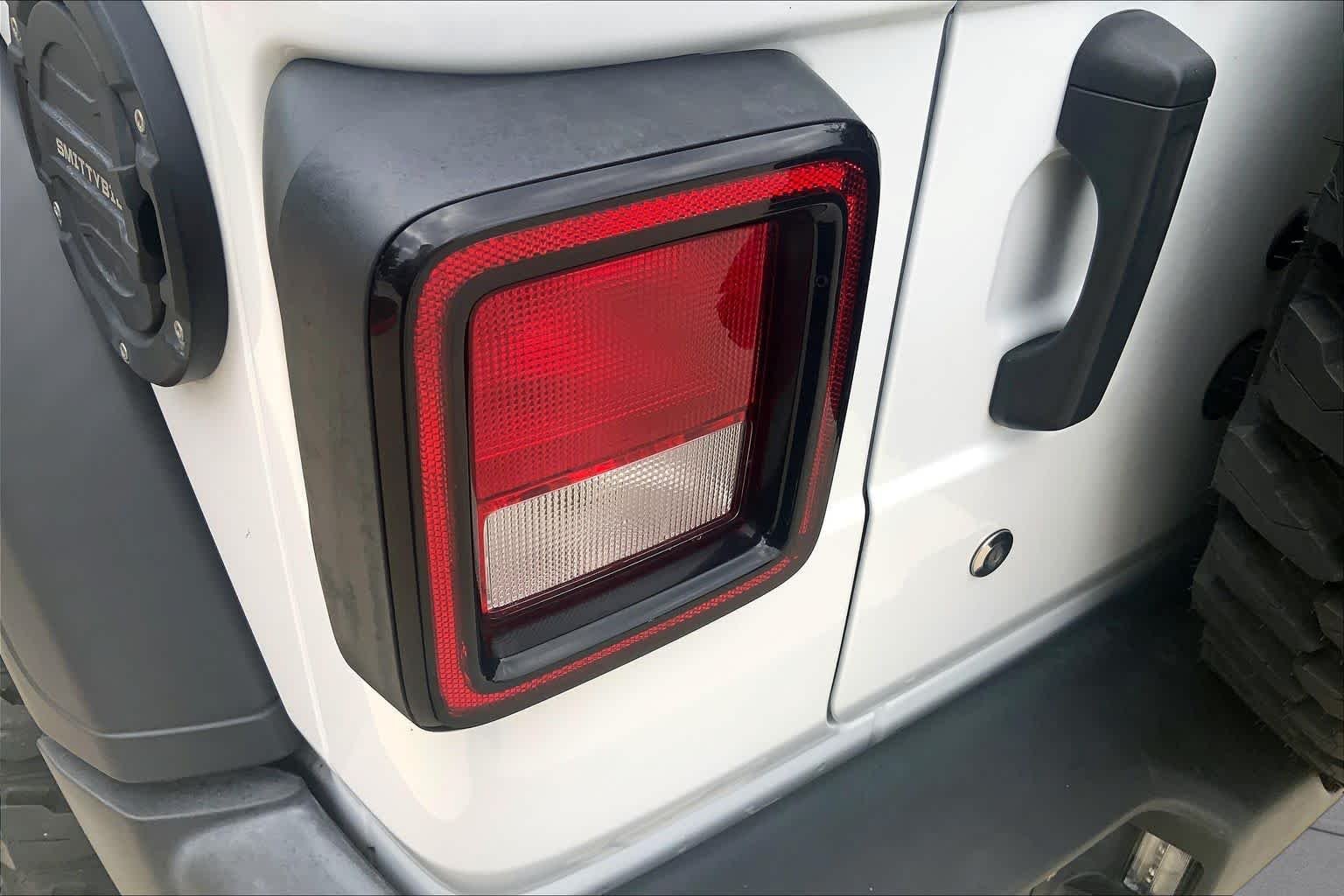 Used 2018 Bright White Clearcoat Jeep Sport image 28