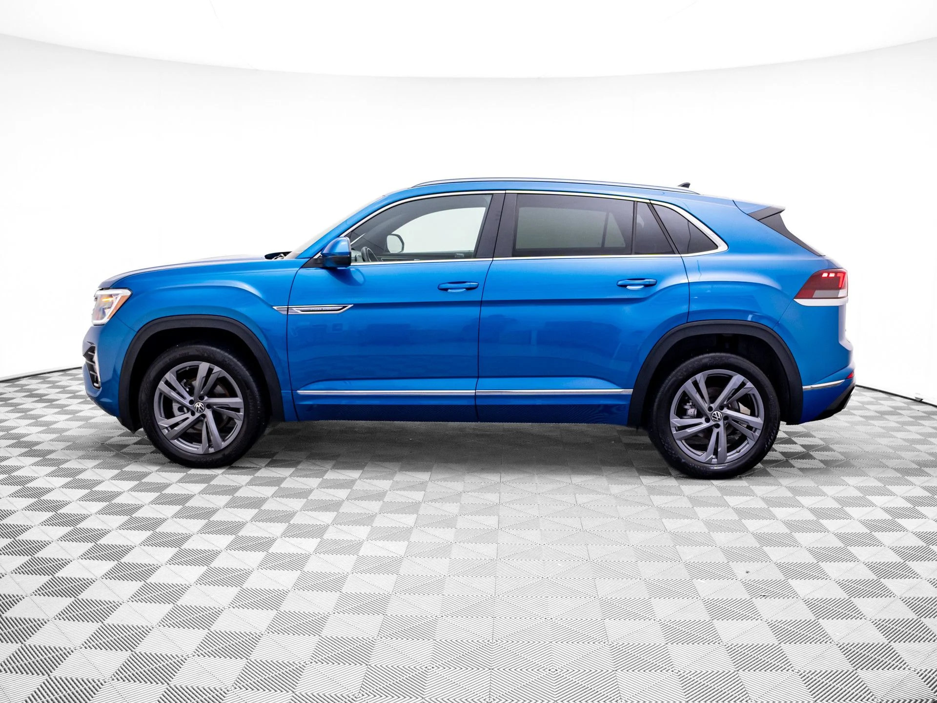 Used 2024  Volkswagen 2.0T SEL R-Line image 2