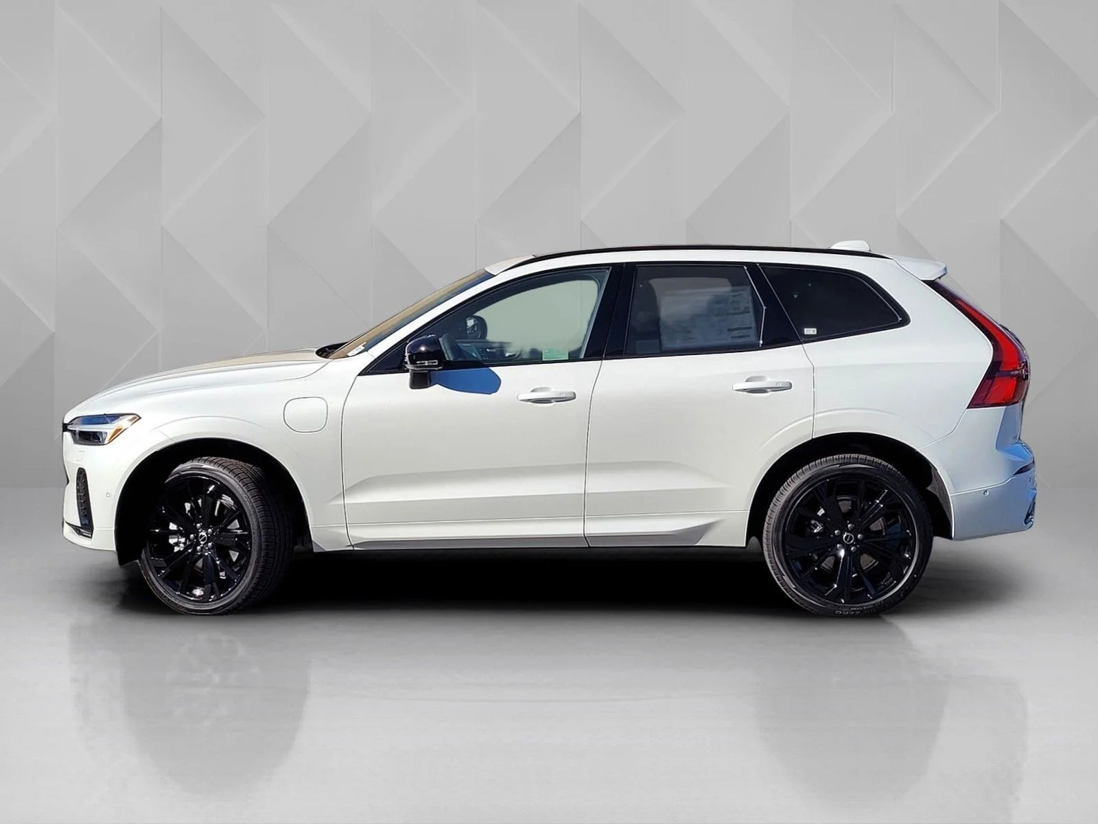 New 2026 White Volvo T8 Ultra Black Edition image 3