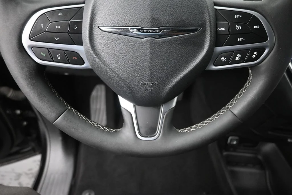 Used 2025 Black Chrysler Select image 17