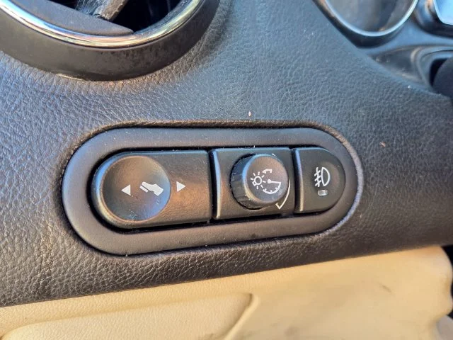 Used 2006 White Pontiac GT image 29