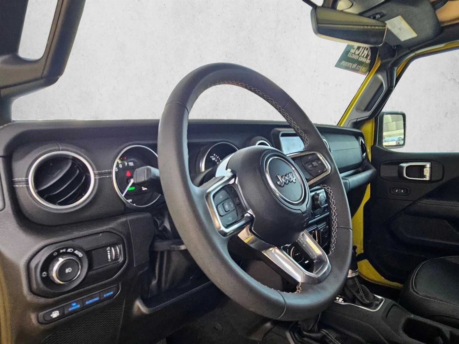Used 2023 High Velocity Clearcoat Jeep Sahara image 9