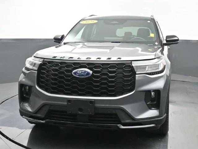 Used 2025 Gray Ford ST-Line image 2