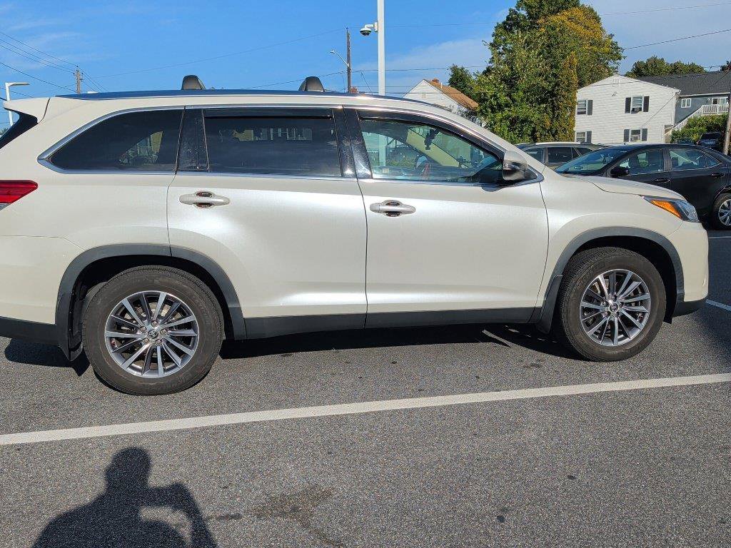 Used 2019 White Toyota XLE image 6