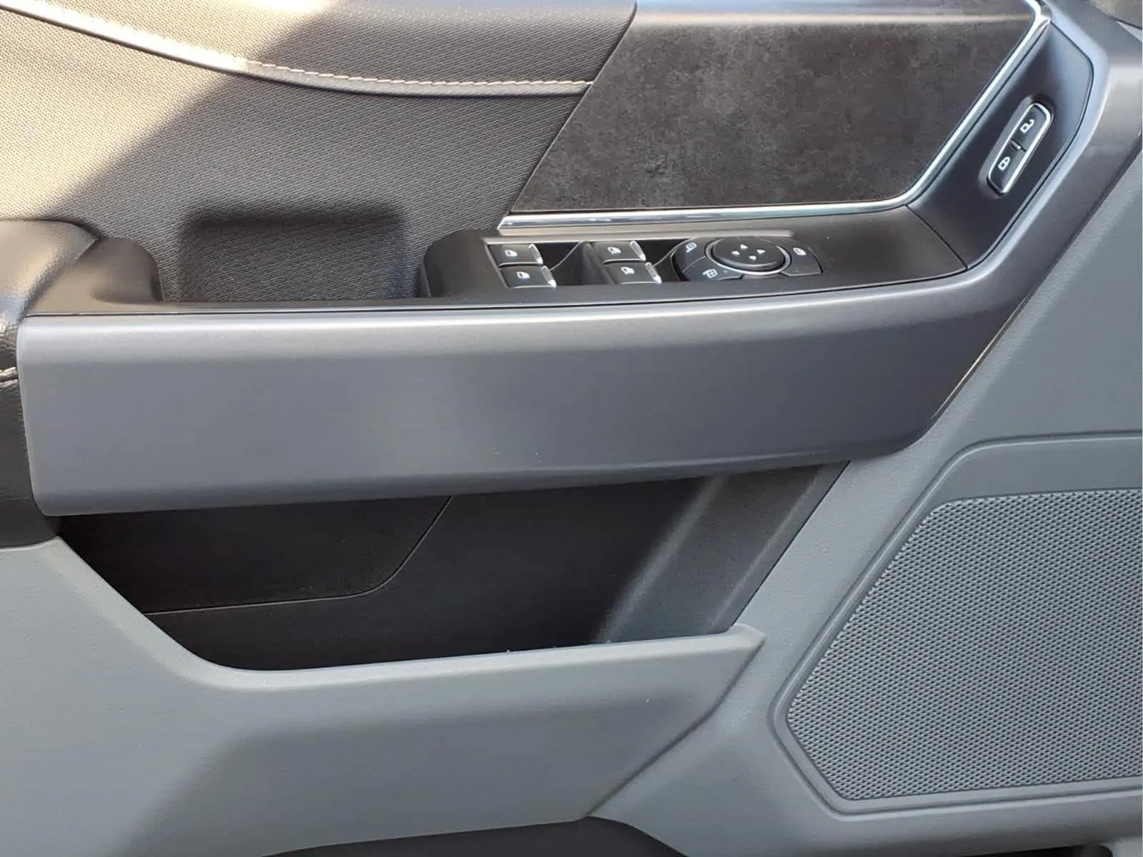 Used 2025 Oxford White Ford XLT image 12
