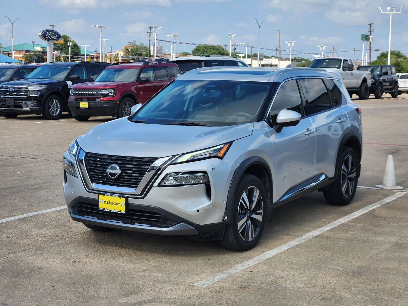Used 2023 Silver Nissan SL image 3