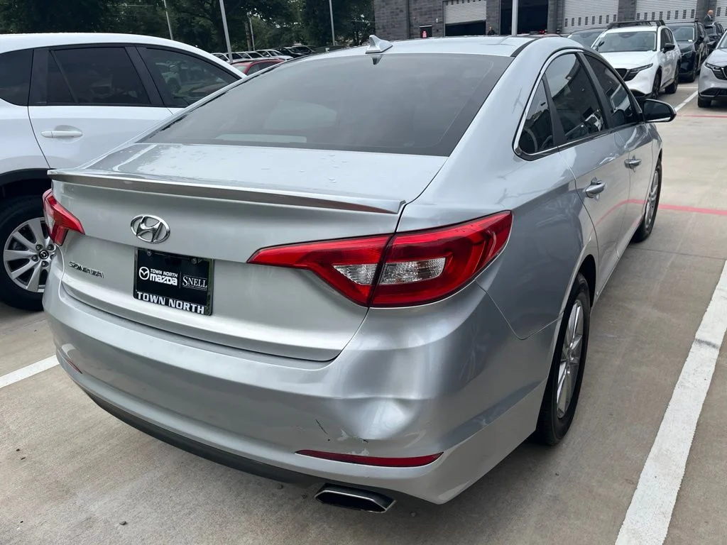 Used 2017 Silver Hyundai Base image 3