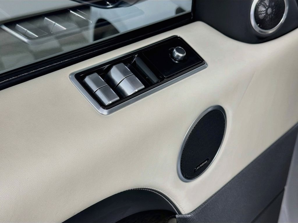 Used 2022 White Land Rover HSE Dynamic image 17