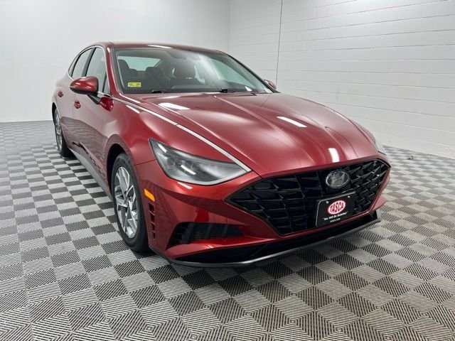 Used 2023 Red Hyundai SEL image 1
