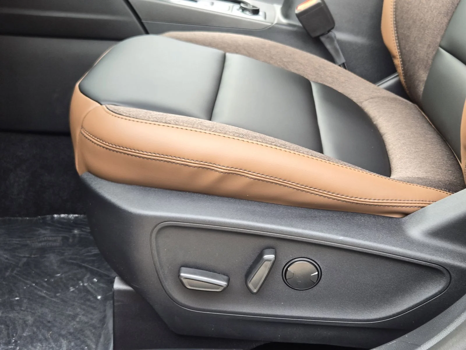 New 2026 Carbonized Gray Metallic Ford Outer Banks® image 16