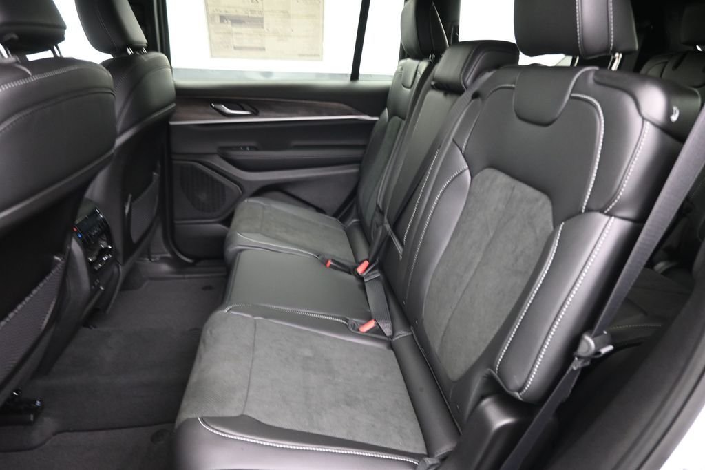 New 2026 Bright White Clear-Coat Exterior Paint Jeep Altitude image 23