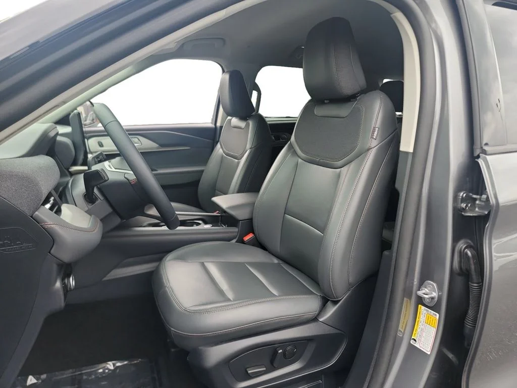 Used 2025 Gray Ford Active image 10