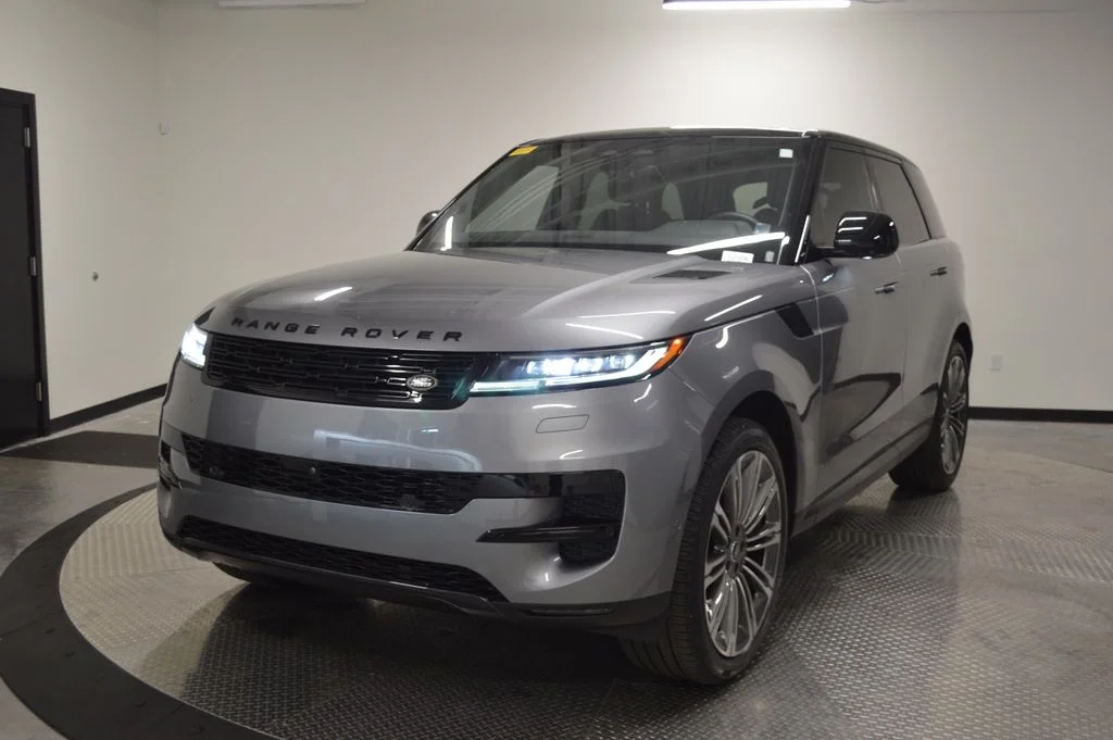 Used 2025 Gray Land Rover SE image 1