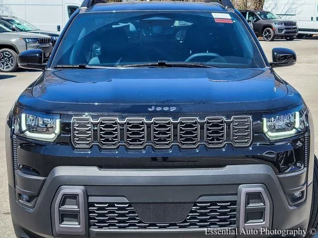 New 2026 Diamond Black Crystal Pearl-Coat Exterior Paint Jeep Limited image 4