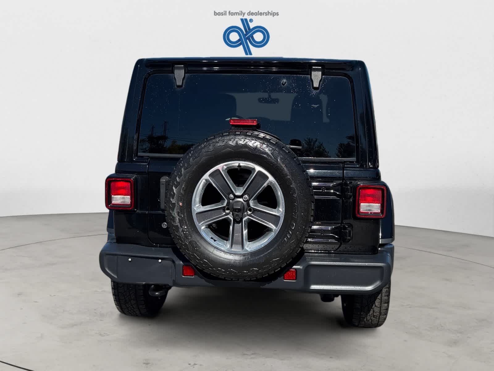 Used 2019 Black Jeep Sahara image 6