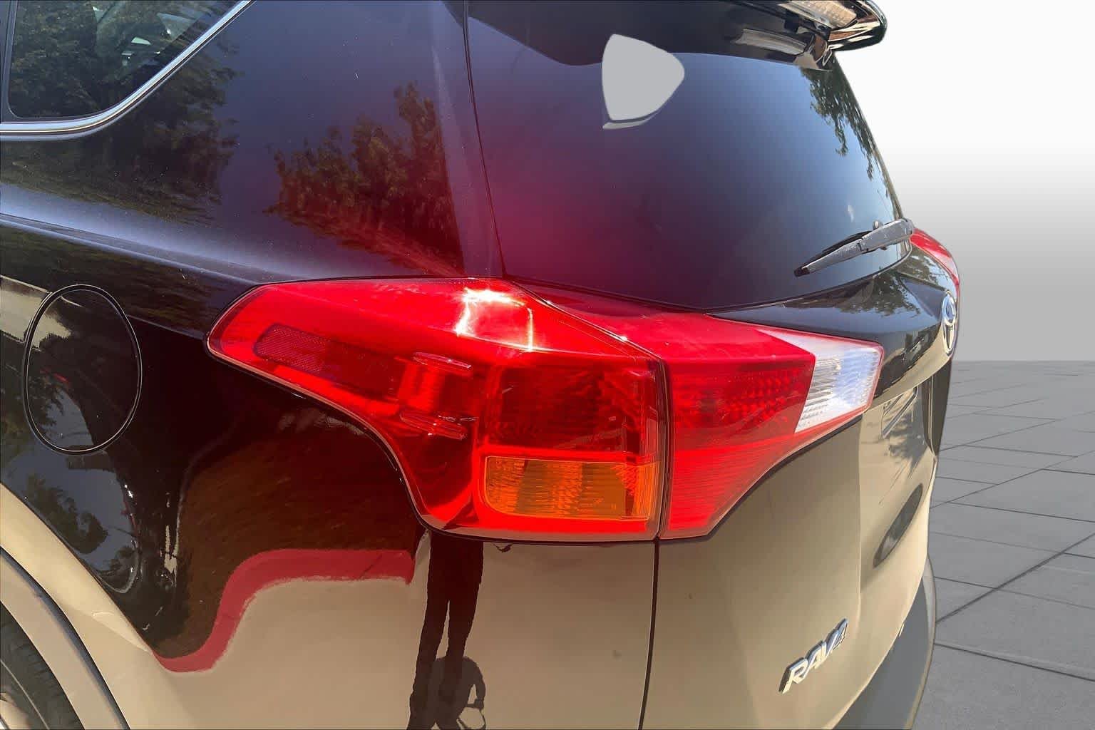 Used 2013 Black Toyota XLE image 27