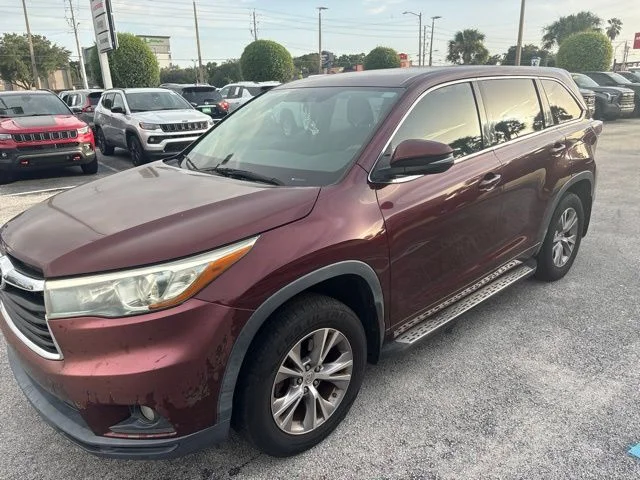 Used 2015 Red Toyota  image 7