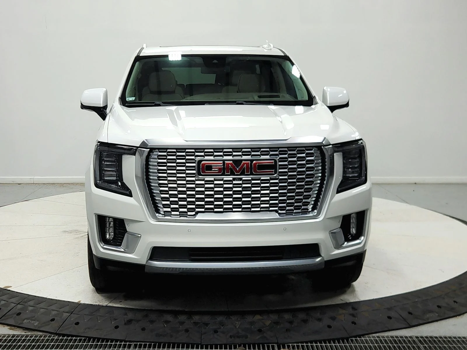 Used 2023 White Frost Tricoat GMC Denali image 3