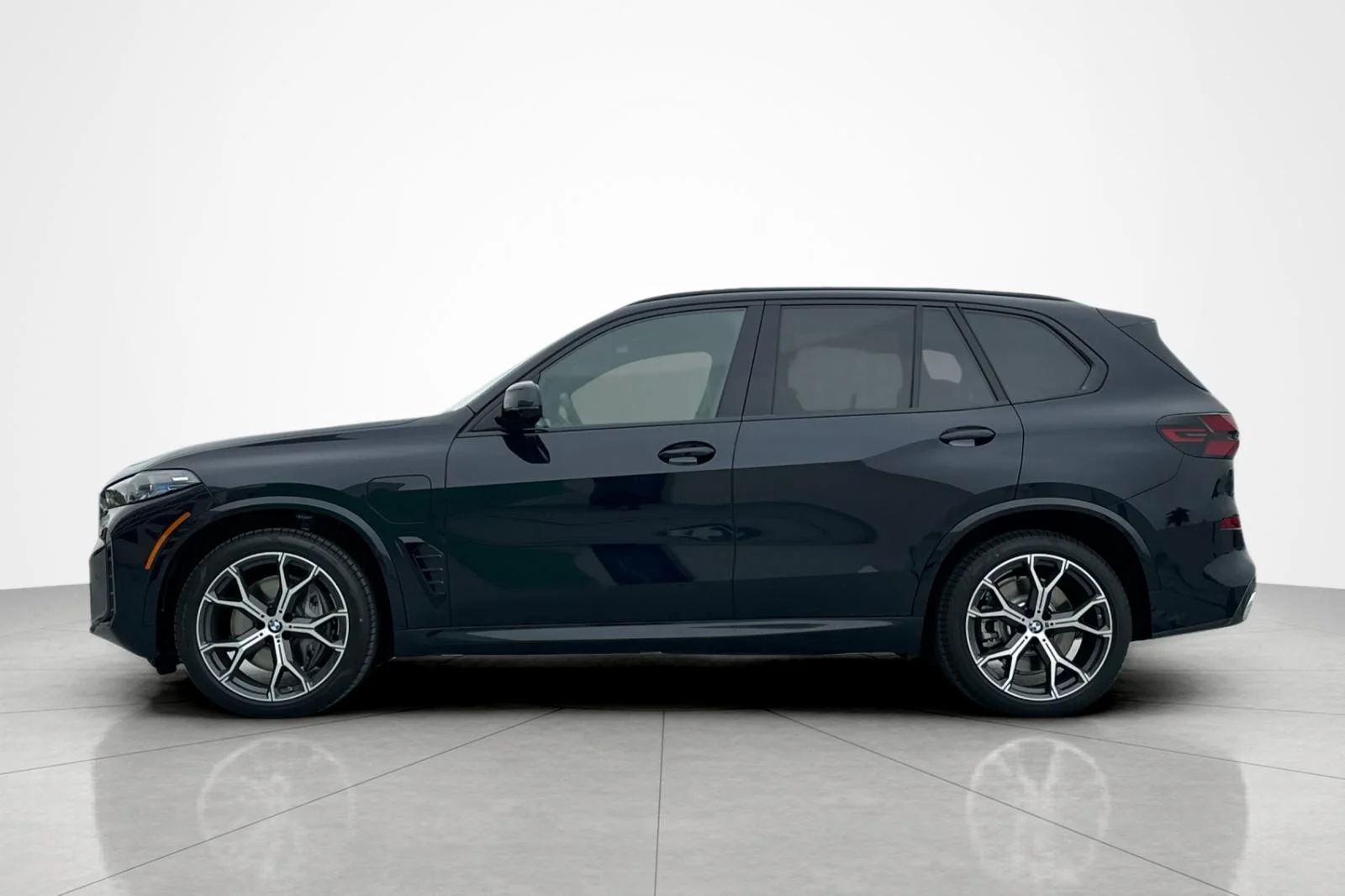 New 2026 Carbon Black Metallic BMW xDrive50e image 2
