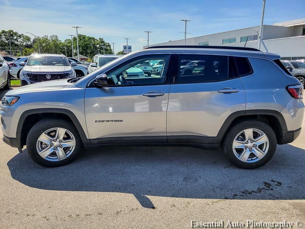 Used 2022 Billet Silver Metallic Jeep Latitude image 3