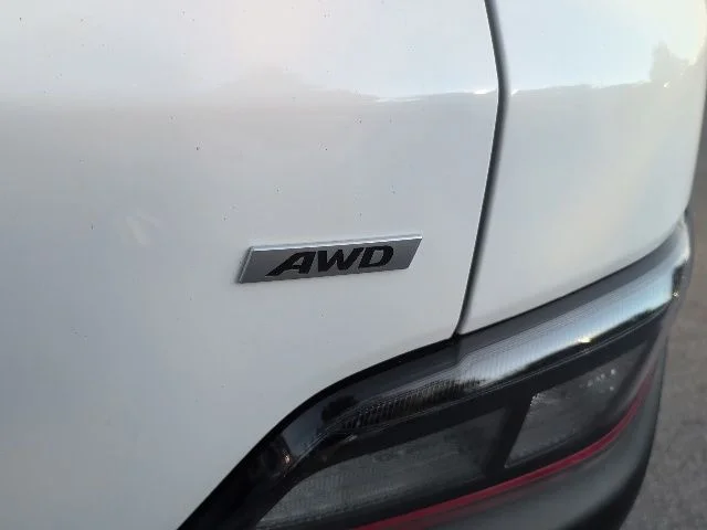 Used 2023 White Hyundai SEL image 7