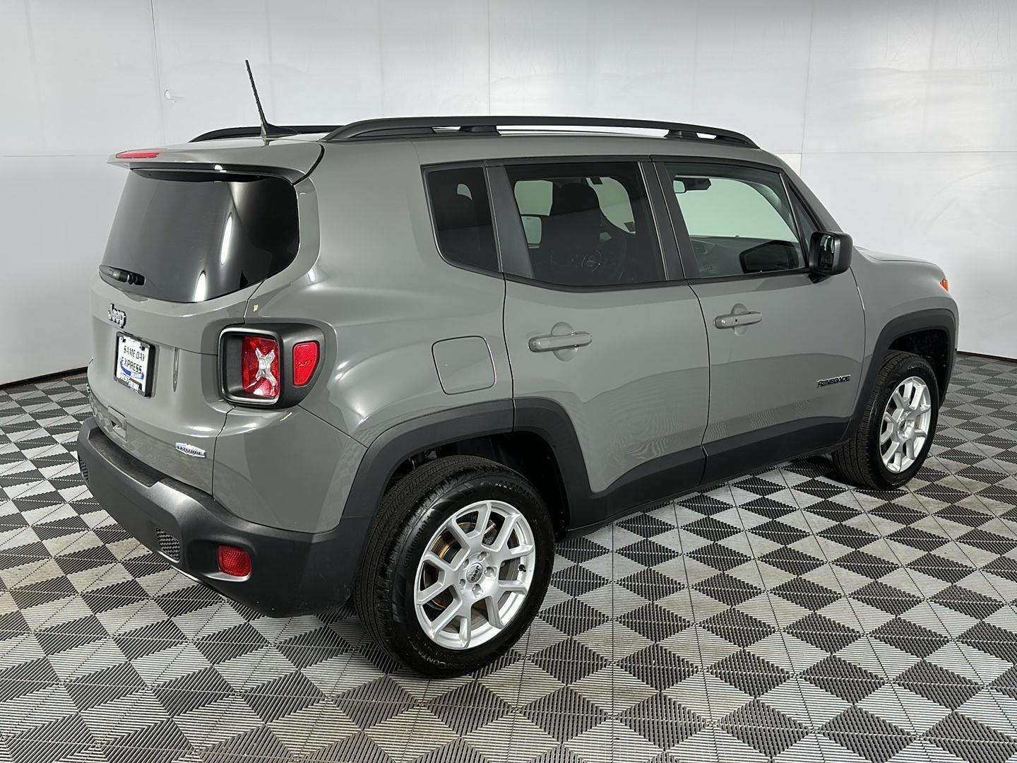 Used 2022 Sting-Gray Clearcoat Jeep Latitude image 25