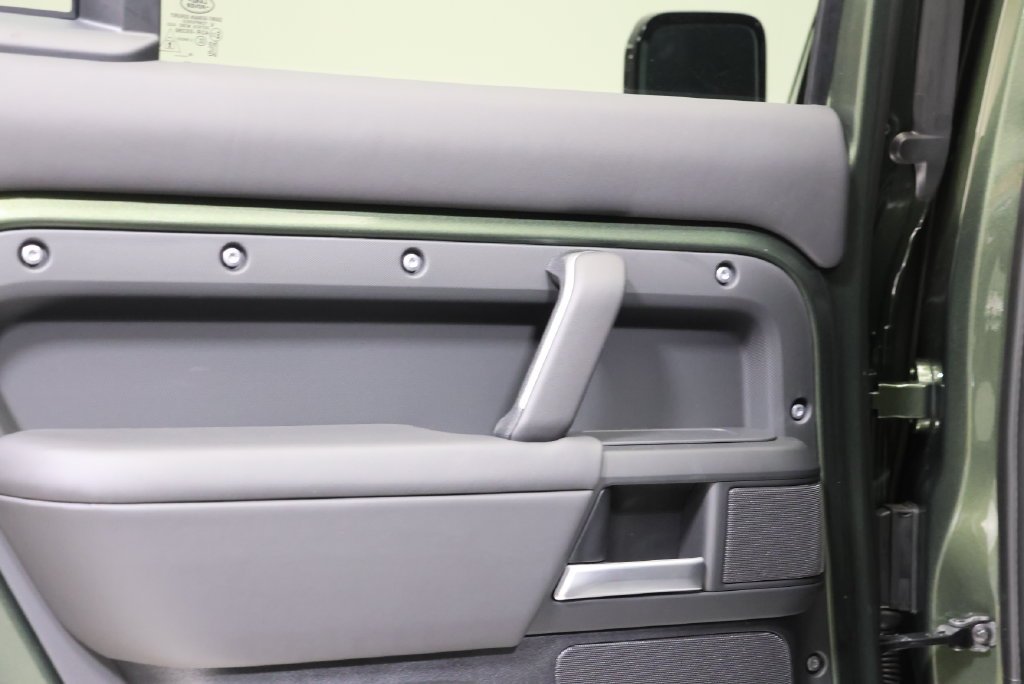 New 2026 Woolstone Green Land Rover X-Dynamic SE image 33