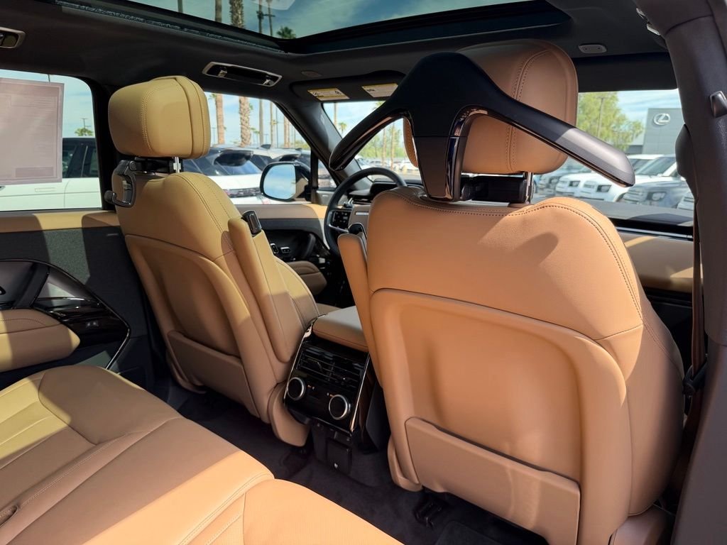 New 2027 Santorini Black Land Rover SE image 9