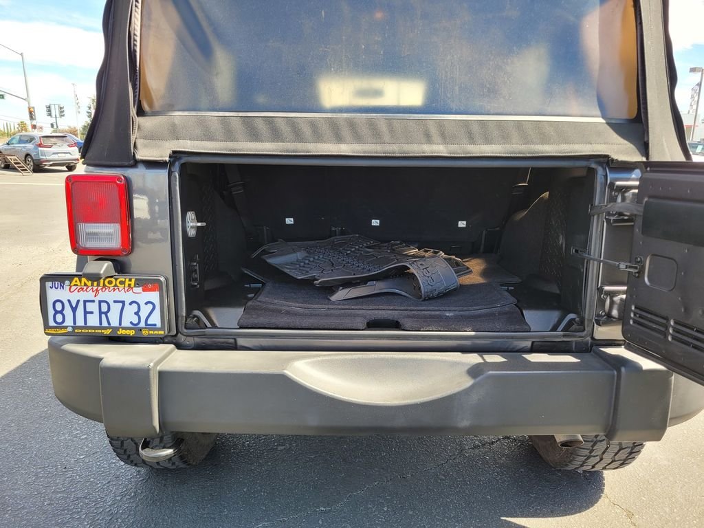 Used 2018 Gray Jeep Unlimited Sport image 10
