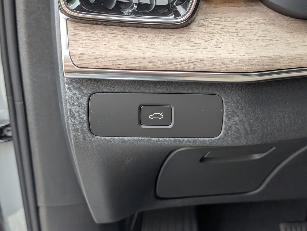 2026 Volvo XC90 Plus - Photo 18