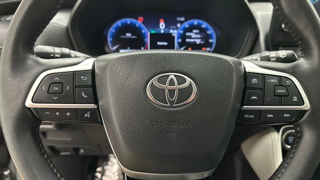 Certified Used 2025  Toyota Limited image 16