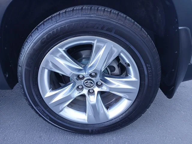 Used 2015 Silver Toyota XLE V6 image 9