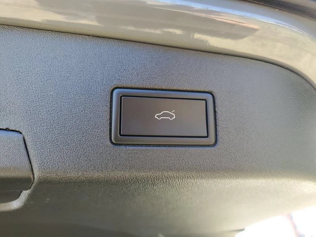 Used 2023  Volkswagen S image 9