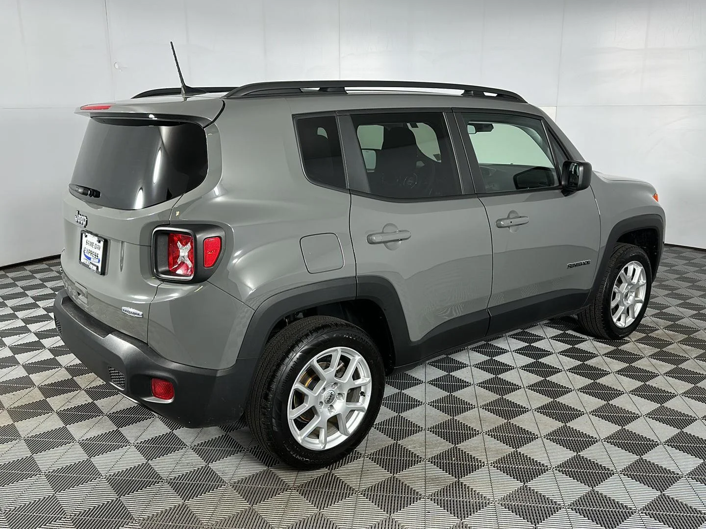 Used 2022 Sting-Gray Clearcoat Jeep Latitude image 25