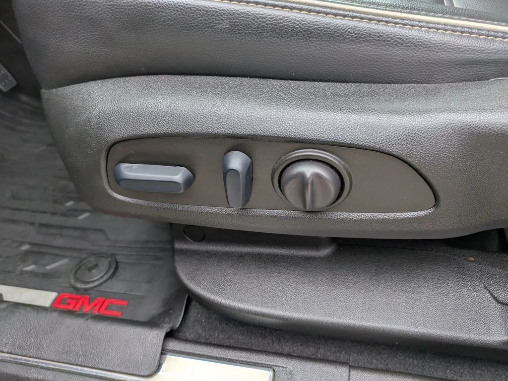 Used 2023  GMC Denali image 23