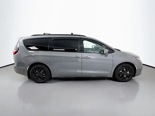 Used 2022 White Chrysler Touring L image 8