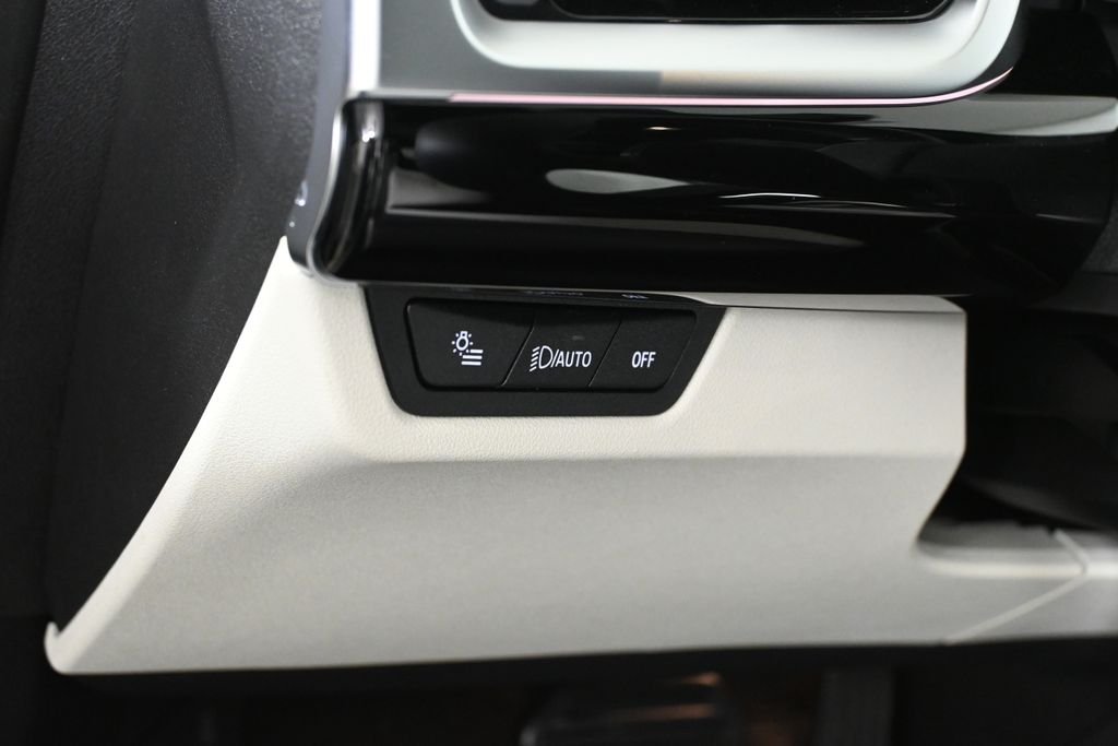 New 2026 White Metallic BMW xDrive28i image 26